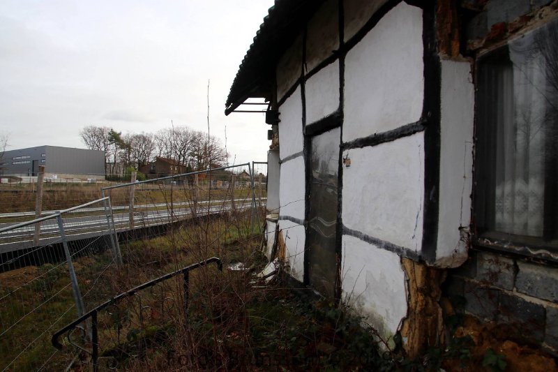 Side view showing crumbling infill panels, 2019