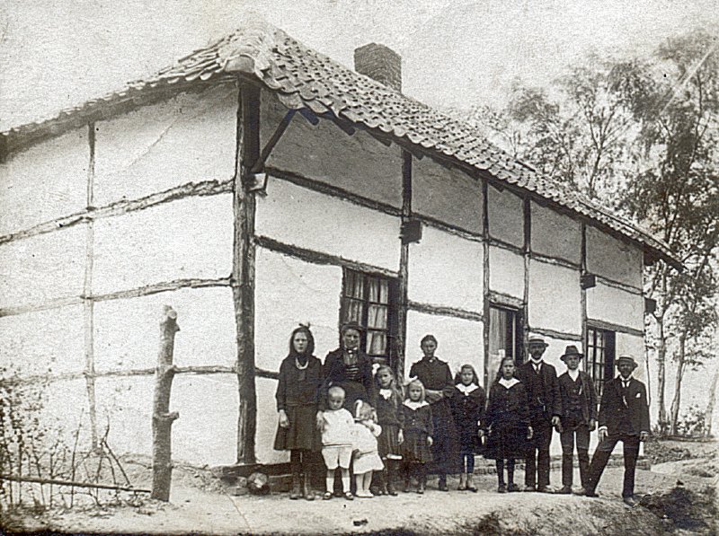 The Schmalschläger family in front of their half-timbered cottage on the Bouwberg, circa 1910s