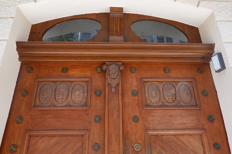 Ornate entrance door at Hans-Sachs-Straße 16, Munich
